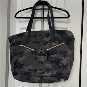 NWOT Stella and Dot Lady Boss Camouflage Tote Bag